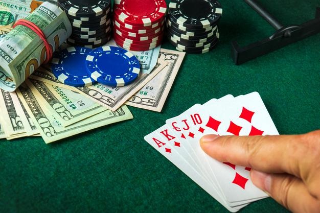 Poker Pinnacle: Command the Winnipoker Tables Online